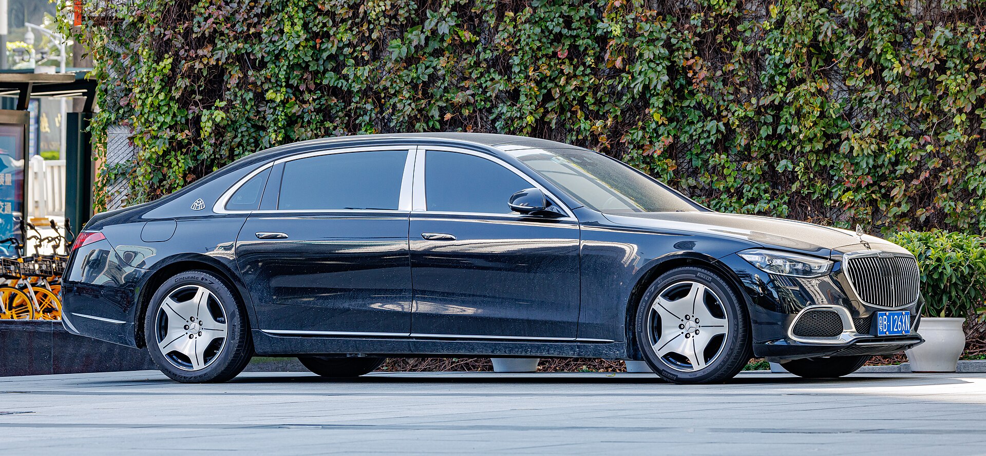 Чёрный Mercedes-Maybach S-класса, представительский автомобиль с водителем