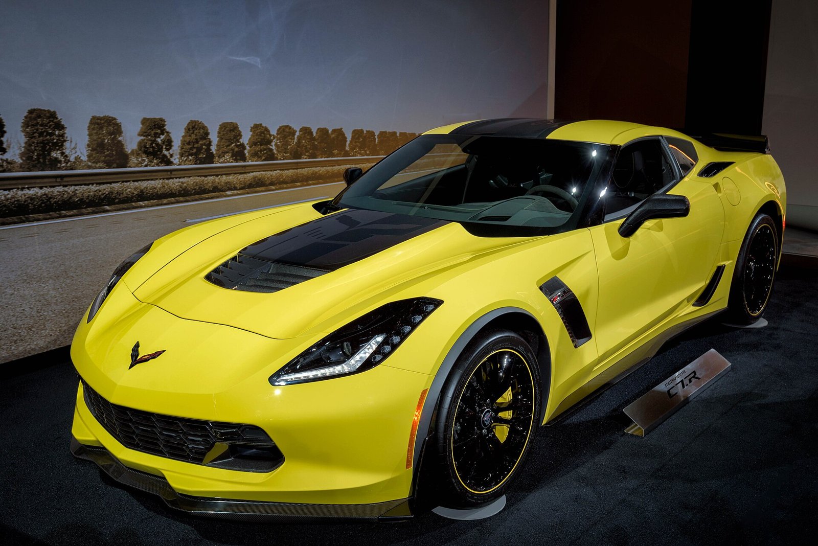 Жёлтый Chevrolet Corvette, вид три четверти спереди