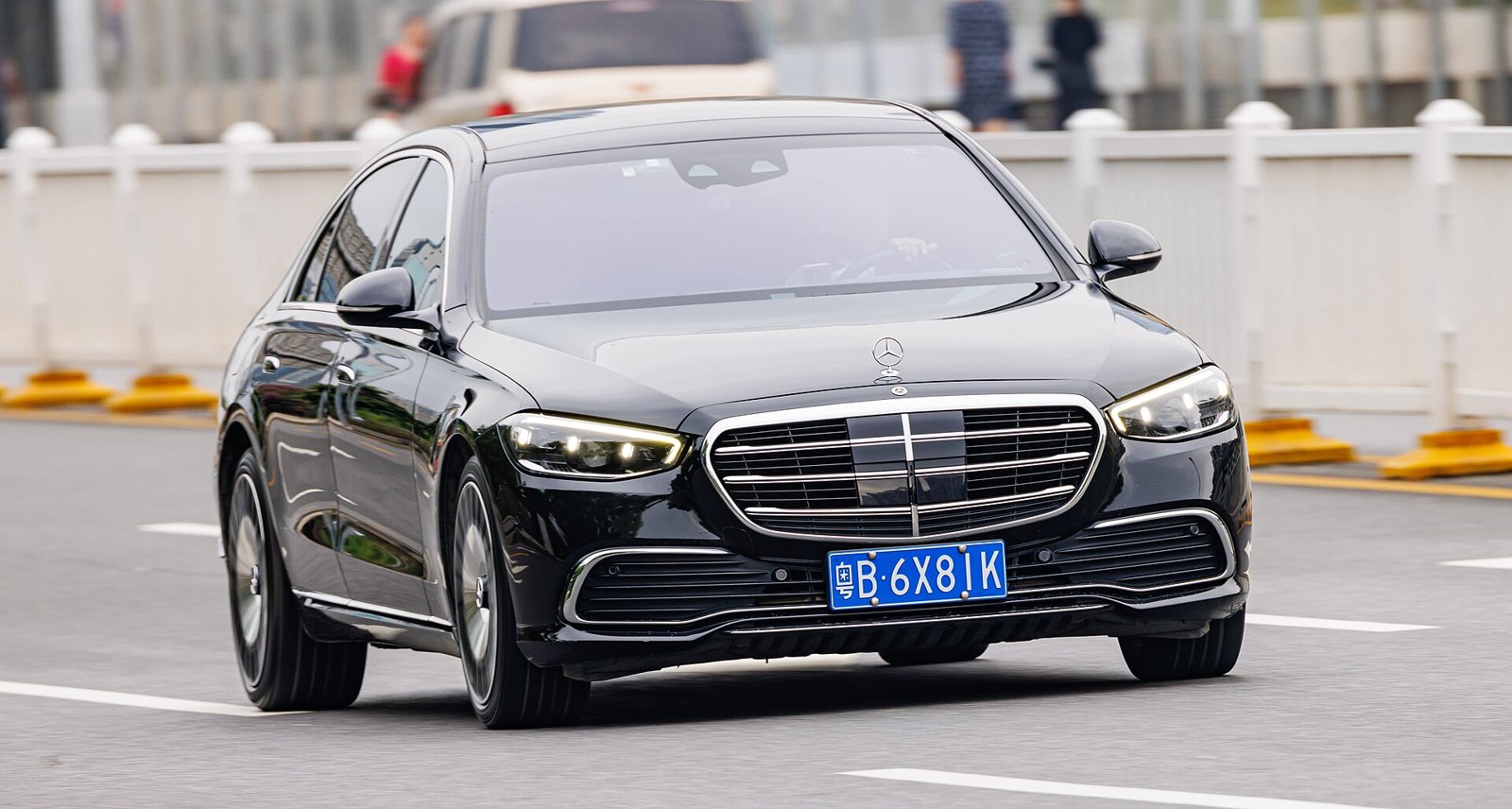 Чёрный Mercedes-Benz S-класса на городской улице