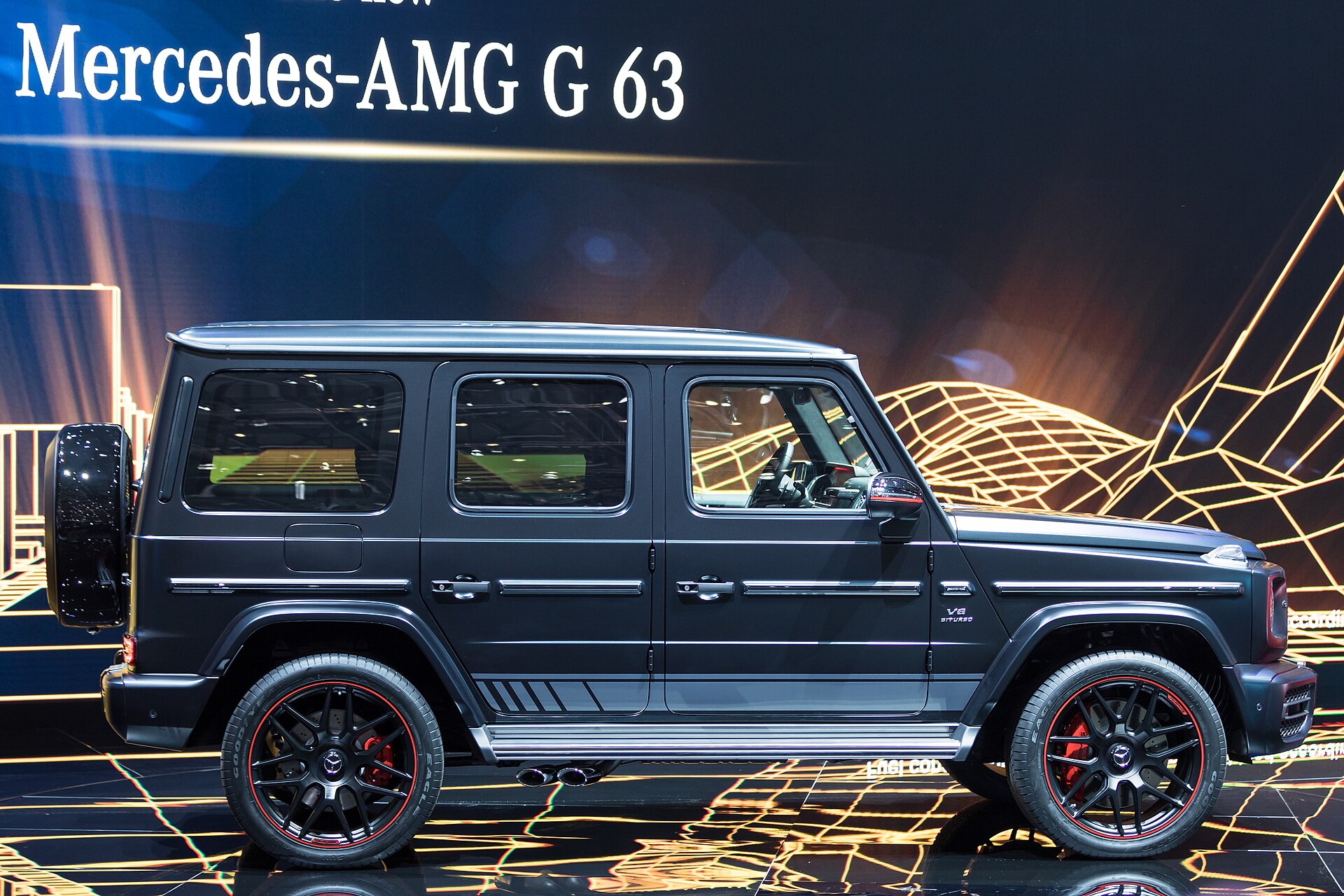 Чёрный Mercedes-AMG G 63 в профиль на сцене автосалона