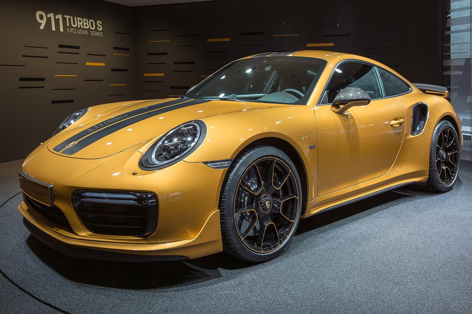 Жёлтый Porsche 911 Turbo S, вид три четверти спереди