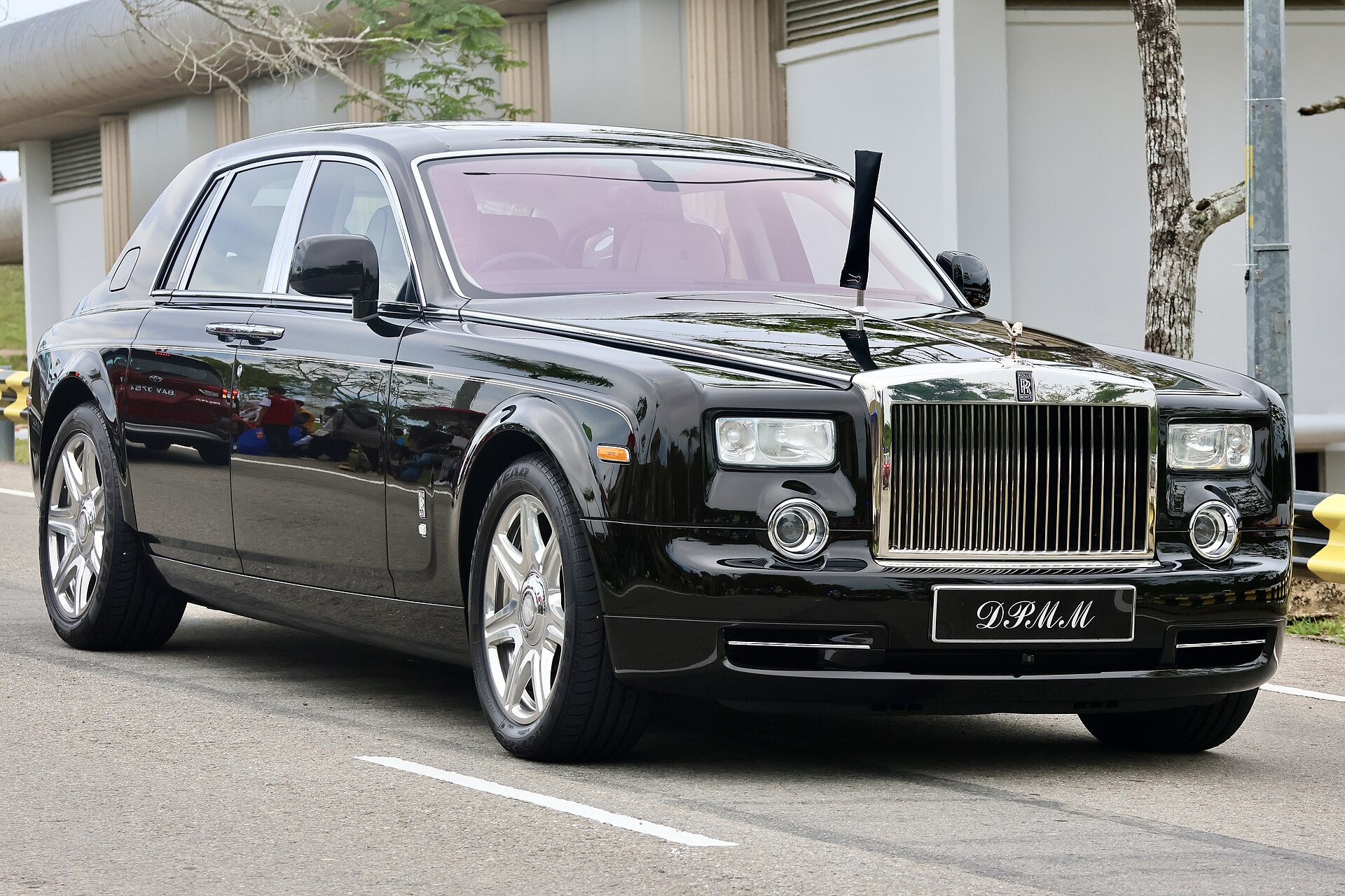 Чёрный Rolls-Royce Phantom, вид спереди
