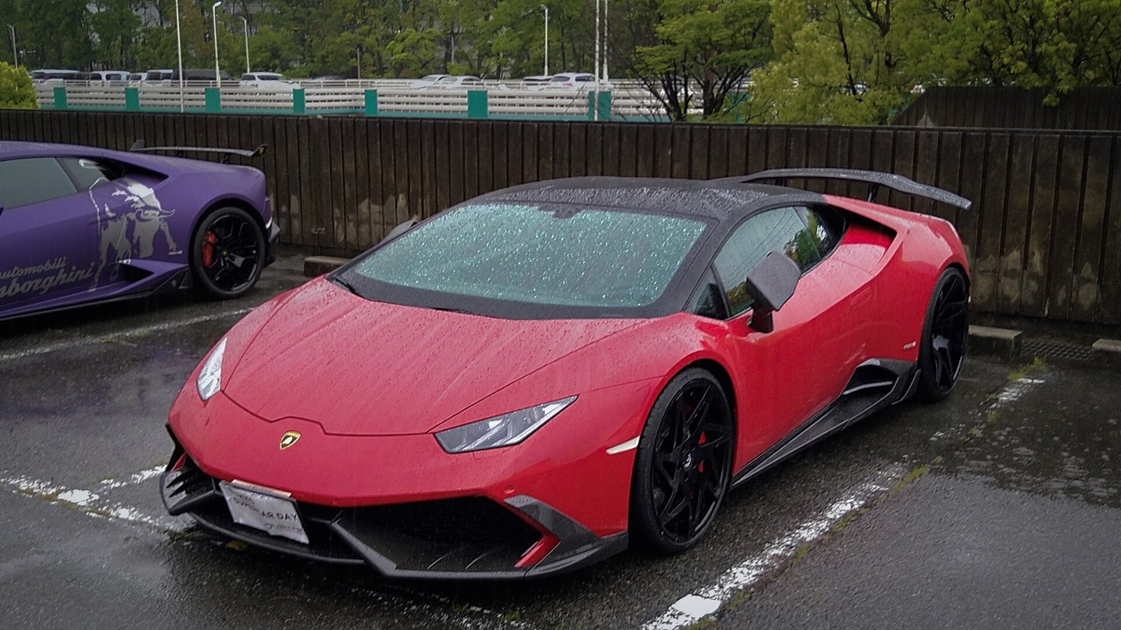 Красный суперкар Lamborghini Huracan, вид три четверти спереди